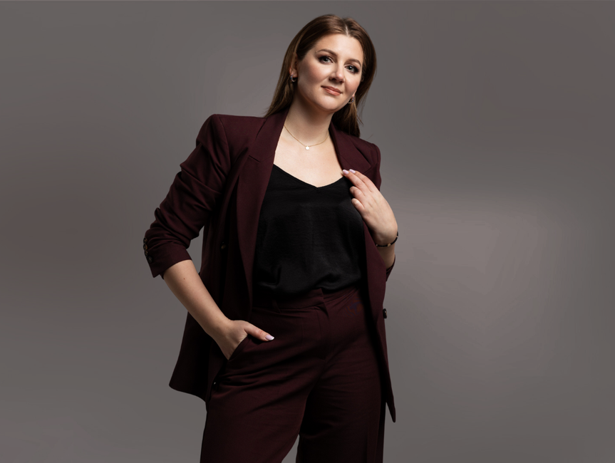 Portret radcy prawnego Małgorzaty Wojciul w eleganckim garniturze – zaufane wsparcie prawne dla firm.