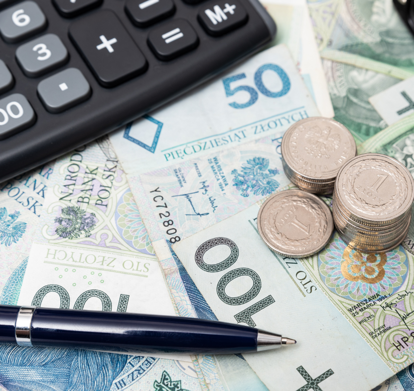Banknoty i monety polskie obok kalkulatora – dochodzenie roszczeń i odszkodowań z pomocą kancelarii.